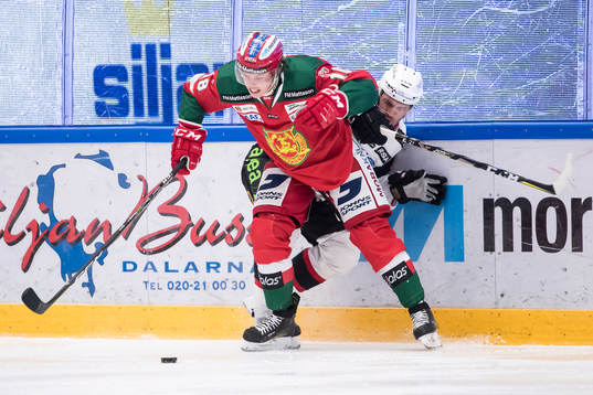 Moras Emil Aronsson  i ishockeymatchen i SHL mellan Mora