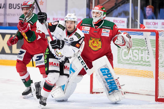 Malmö Redhawks Johan Olofsson framför Moras målvakt