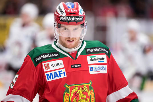 Moras John Persson  i ishockeymatchen i SHL mellan Mora och