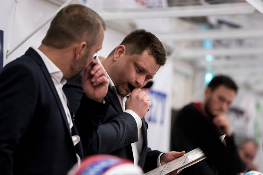 Moras tränare Mattias Karlin  i ishockeymatchen i SHL