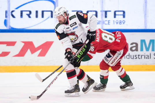 Moras Mathias Bromé jagar Malmö Redhawks Stefan Warg  i
