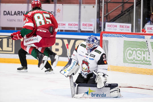 Moras Michael Haga framför Malmö Redhawks målvakt Jonas