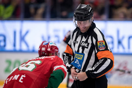 Domare Mikael Sjökvist i ishockeymatchen i SHL mellan Mora