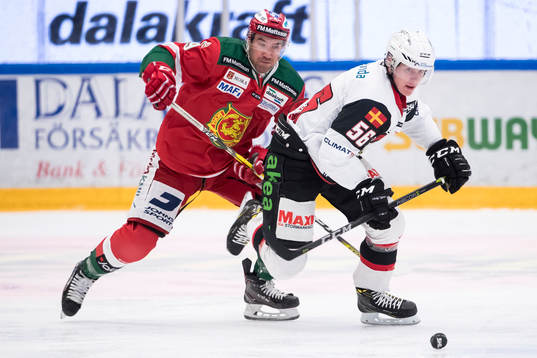 Moras John Persson och Malmö Redhawks Filip Lennström  i