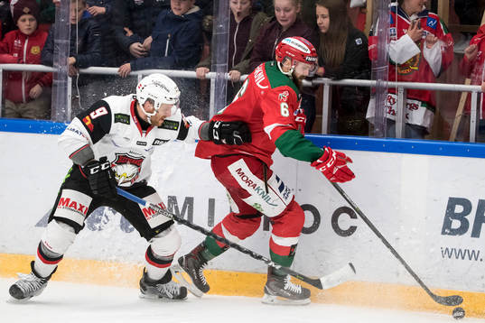 Malmö Redhawks Frederik Storm och Moras Steven Seigo  i