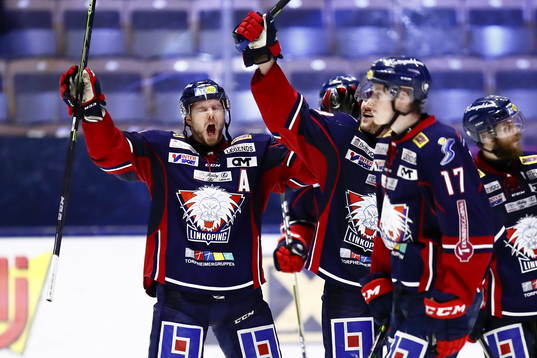 Linköpings Andrew Gordon med flera jublar