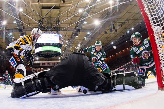 Frölundas Joel Lundqvist och Max Friberg med en chans