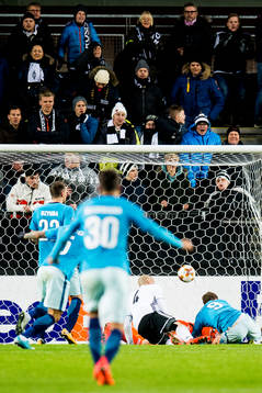 Aleksandr Kokorin of Zenit scores 1-1