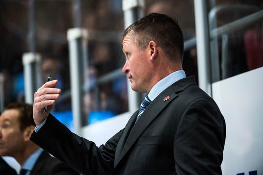 Örebros tränare Niklas Sundblad reagerar