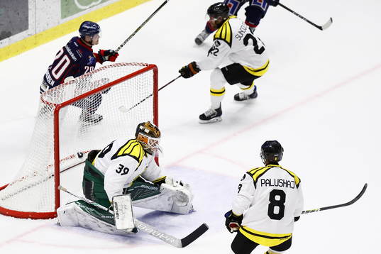 målvakt Linus Fernström har precis släppt in 1-0-målet