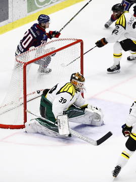 målvakt Linus Fernström har precis släppt in 1-0-målet