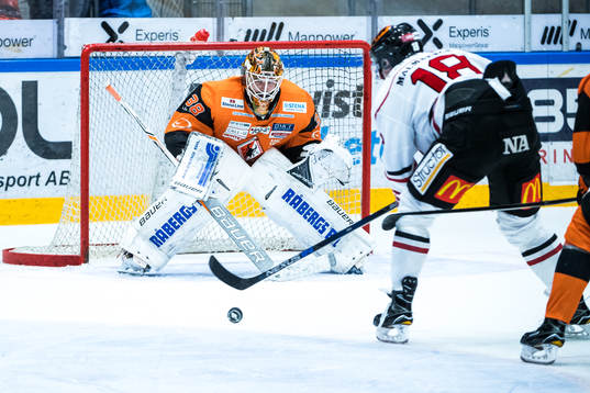 Örebros Joakim Andersson oroar framför Karlskronas