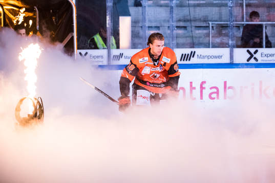 Karlskronas Daniel Gunnarsson på väg in på isen