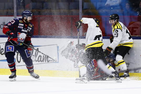 Linköpings Niklas Persson ser Sebastian Karlsson ligga