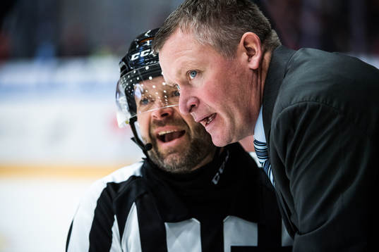 Domare Patrik Sjöberg  och tränare Niklas Sundblad i