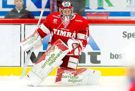 Timrås målvakt Victor Brattström värmer upp