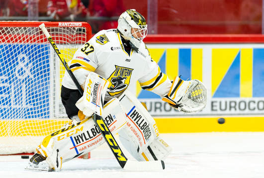 Panterns målvakt Jonatan Bjurö värmer upp