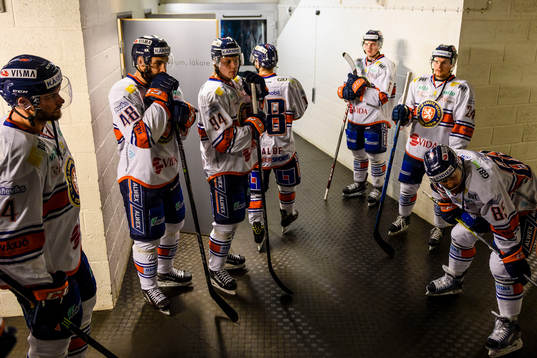 Växjös spelare vänta i korridoren