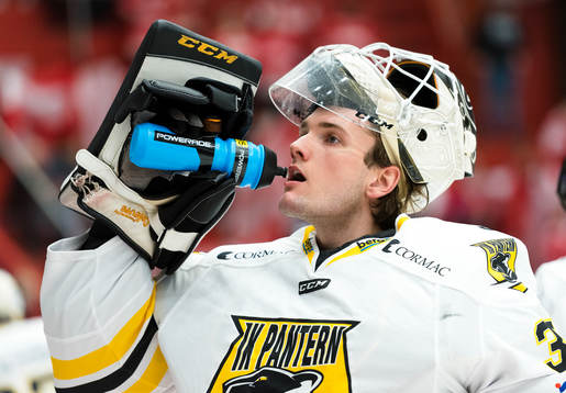 Panterns målvakt Robin Jensen dricker