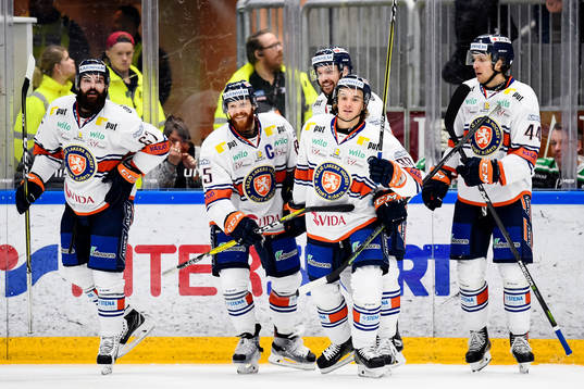 Växjös Adam Brodecki jublar med lagkamrater