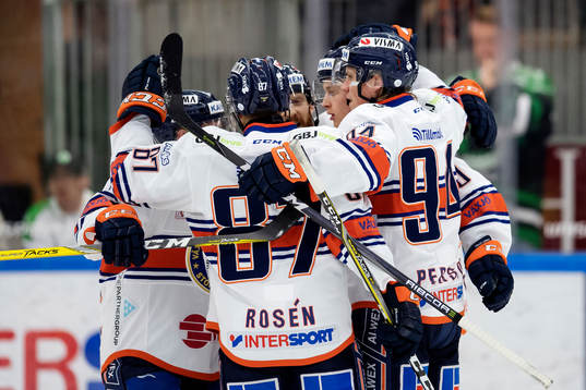Växjös Elias Pettersson jublar med lagkamrater