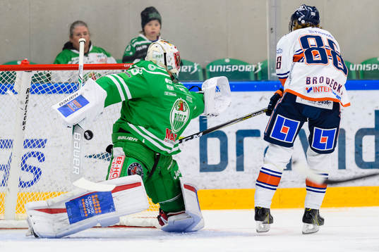 Växjös Adam Brodecki gör 0-1 bakom Rögles målvakt