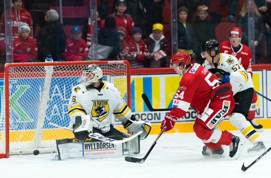 Timrås Jonathan Dahlen skjuter i stolpen