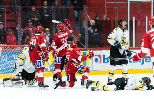 Timrås Erik Karlsson jublar