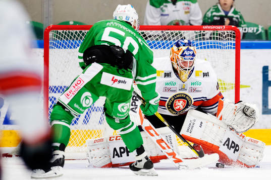 Rögles Juhamatti Aaltonen gör 2-3-reduceringen bakom