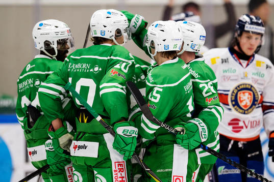 Rögles Juhamatti Aaltonen jublar med lagkamrater