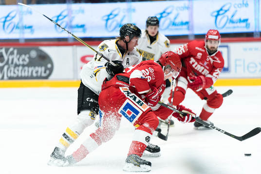 Panterns Andreas Söderberg i närkamp mot Timrås Lukas