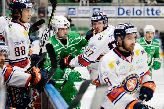 Rögles Ted Brithén och Växjös Martin Lundberg i närkamp