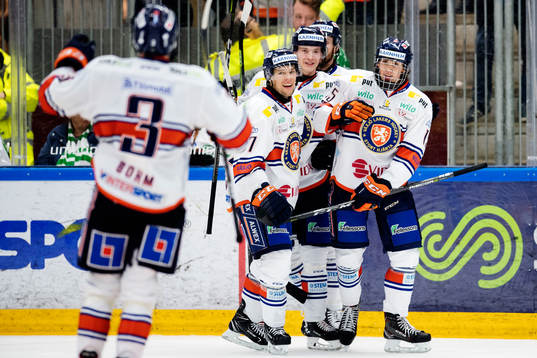 Växjös Dominik Bokk (t.h) jublar