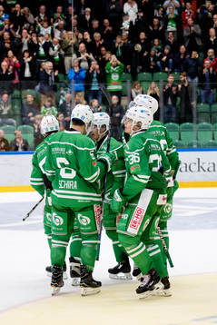 Rögles Filip Karlsson jublar med lagkamrater Craig Schira