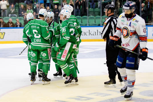 Rögles Filip Karlsson jublar med lagkamrater Craig Schira