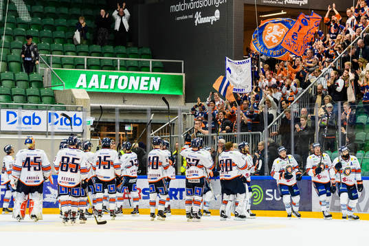 Växjös spelare jublar med sina supporters