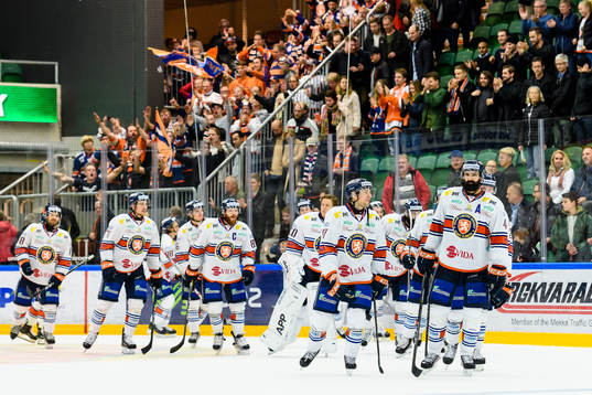 Växjös spelare jublar med sina supporters