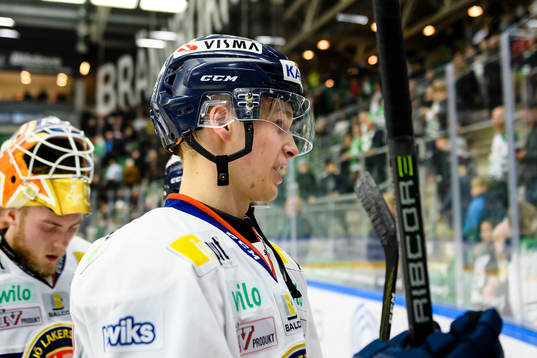 Växjös Elias Pettersson lämnar isen
