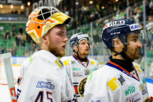 Växjös målvakt Viktor Andrén lämnar isen