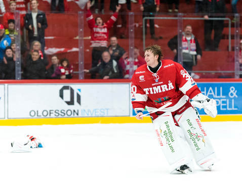 Timrås målvakt Henrik Haukeland jublar