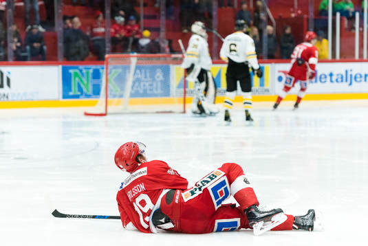 Timrås Erik Karlsson ligger på isen