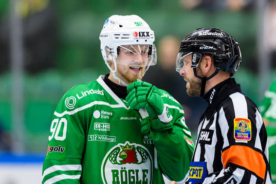 Rögles Ted Brithén parat med domare Marcus Linde