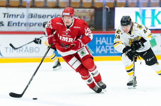 Timrås Lukas Enqvist jagas av Panterns Olle Liss