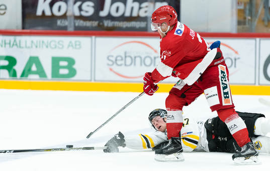 Panterns Andreas Söderberg försöker ta unken av Timrås