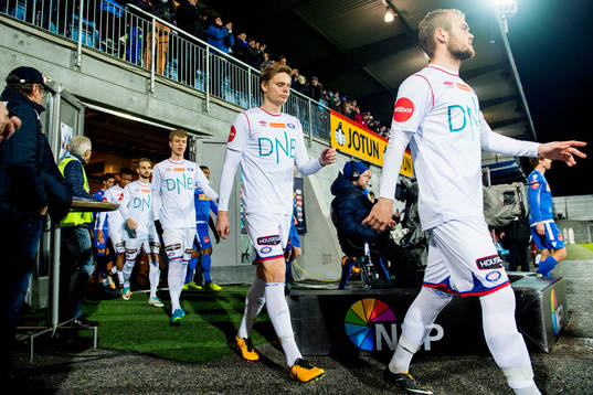 Simen Kristiansen Juklerød of Vålerenga enters the pitch