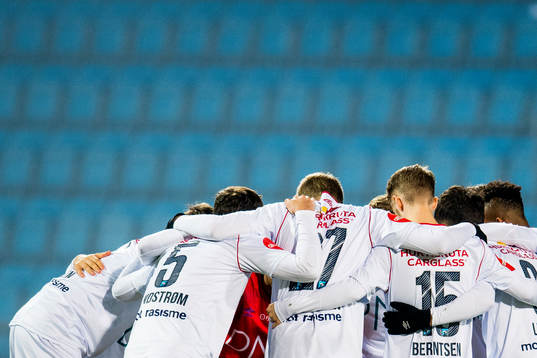 Players of Vålerenga gather in a circle