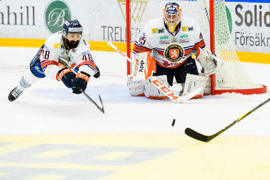 Växjös Daniel Rahimi rensar en puck framför målvakt