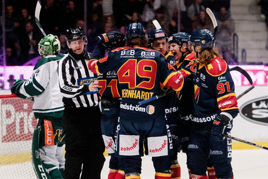 Djurgårdens Alexander Falk jublar med lagkamrater