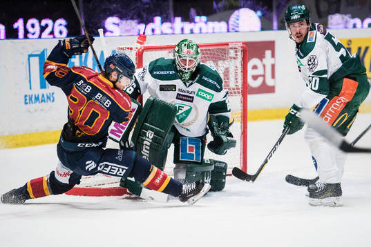 Djurgårdens Gustav Possler mot Färjestads målvakt Stefan