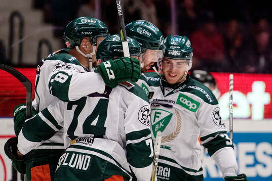 Färjestads Dick Axelsson reducerar till 2-1 och jublar med
